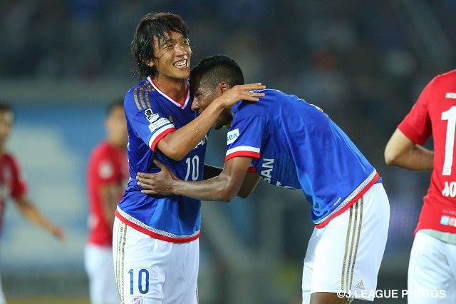 【明治安田Ｊ１ ２ｎｄ 第9節 横浜FMvs浦和】ファビオのゴールを喜ぶ中村　俊輔（横浜FM）（18/22）