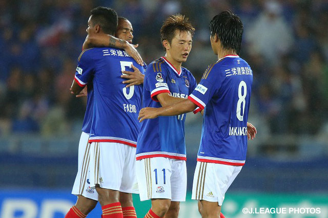 【明治安田Ｊ１ ２ｎｄ 第9節 横浜FMvs浦和】勝利を喜ぶ、齋藤　学ら横浜FMの選手たち（19/22）