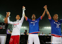 【明治安田Ｊ１ ２ｎｄ 第9節 横浜FMvs浦和】ファン・サポーターを前にして一緒に勝利を喜び合う、横浜FMの選手たち（21/22）