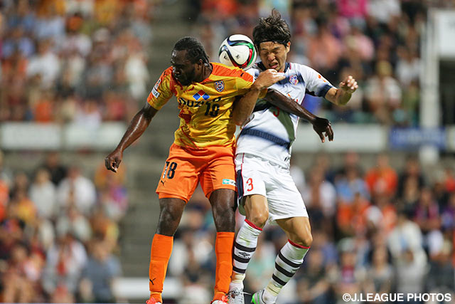 【明治安田Ｊ１ ２ｎｄ 第9節 清水vsFC東京】激しい空中戦を展開するピーター　ウタカ（清水）と森重　真人（FC東京）（2/6）