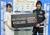 【明治安田Ｊ１ ２ｎｄ 第9節 横浜FMvs浦和】中村　俊輔（横浜FM）はスカパー！サタデーナイトマッチのMan of the Matchに選出され、Ｊリーグ女子マネの佐藤 美希さんより賞金10万円が贈呈（22/22）