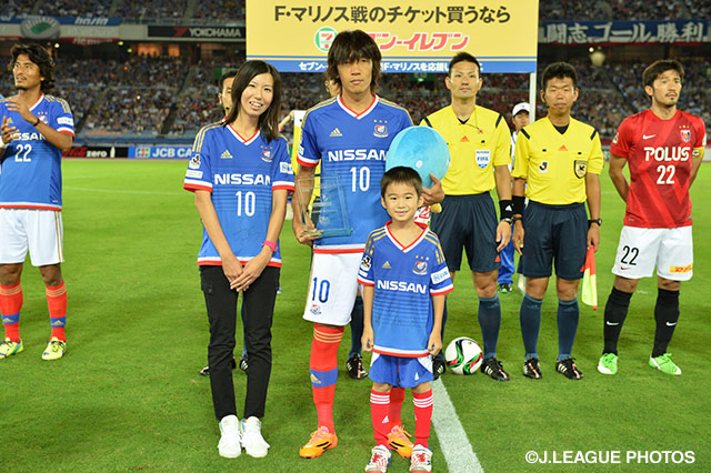 【明治安田Ｊ１ ２ｎｄ 第9節 横浜FMvs浦和】7月度月間ベストゴールに選出された中村　俊輔（横浜FM）の表彰式が試合前に行われた（5/22）
