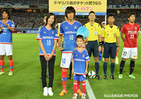 【明治安田Ｊ１ ２ｎｄ 第9節 横浜FMvs浦和】7月度月間ベストゴールに選出された中村　俊輔（横浜FM）の表彰式が試合前に行われた（5/22）