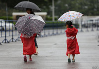 【天皇杯 1回戦 金沢vs今治】雨のなか応援に駆け付けた女の子のファン・サポーター。雨合羽着用で応援の準備も万端