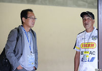 【天皇杯 1回戦 金沢vs今治】今治のオーナーを務める元日本代表監督・岡田 武史氏（左）と、同クラブの木村　孝洋監督（右）