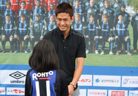 【明治安田Ｊ１ ２ｎｄ 第9節 Ｇ大阪vs湘南】ファンクラブ会員限定イベント「ハイタッチ会」にはGK田尻　健が参加し、ファン・サポーターと笑顔で接した（1/6）