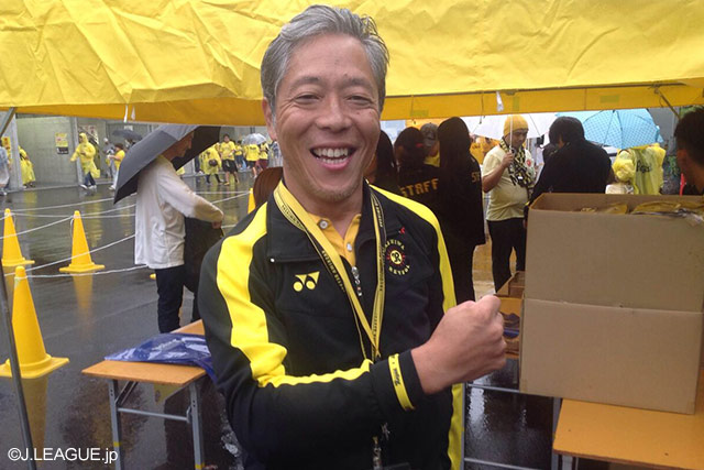 【明治安田Ｊ１ ２ｎｄ 第9節 柏vs甲府】「アンセムジャケット」と「YONEX×レイソル シリコンリストバンド」を着用し笑顔を見せる柏のファン・サポーター（2/7）