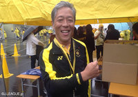 【明治安田Ｊ１ ２ｎｄ 第9節 柏vs甲府】「アンセムジャケット」と「YONEX×レイソル シリコンリストバンド」を着用し笑顔を見せる柏のファン・サポーター（2/7）