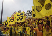 【明治安田Ｊ１ ２ｎｄ 第9節 柏vs甲府】柏のサプライヤー、ヨネックス社のロゴマークが記されたゲートフラッグが数多くのファン・サポーターにより掲げられた（1/7）