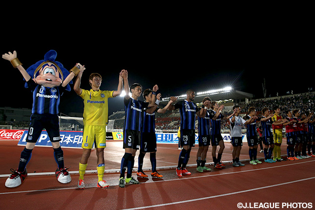 【明治安田Ｊ１ ２ｎｄ 第9節 Ｇ大阪vs湘南】湘南を振り切り、ファン・サポーターと喜びを分かち合うＧ大阪の選手達（6/6）