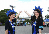 Ｇ大阪ファン・サポーターの女性二人がカメラの前でポーズ！【ＹＮＣ 準々決勝 第1戦 Ｇ大阪vs名古屋】（2/9）