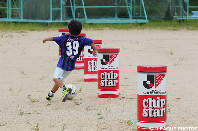 ナビスコキッズイレブンのゲームで宇佐美のような見事なドリブルを披露するＧ大阪ファン・サポーターの少年【ＹＮＣ 準々決勝 第1戦 Ｇ大阪vs名古屋】（3/9）