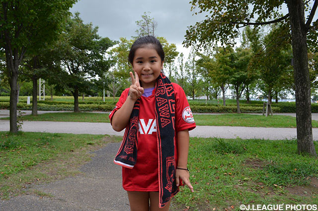 笑顔でピースサインをする浦和のファン・サポーターの少女【ＹＮＣ 準々決勝 第1戦 新潟vs浦和】（3/12）