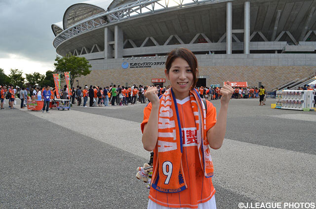 笑顔でポーズをとる新潟のファン・サポーター【ＹＮＣ 準々決勝 第1戦 新潟vs浦和】（4/12）