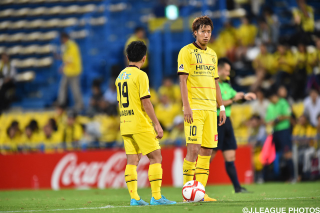 キックオフを待つ中川　寛斗と大津　祐樹（柏）【ＹＮＣ 準々決勝 第1戦 柏vs神戸】（6/13）