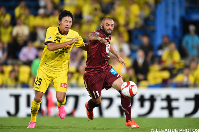 中山　雄太（柏）がレアンドロ（神戸）をマーク【ＹＮＣ 準々決勝 第1戦 柏vs神戸】（8/13）