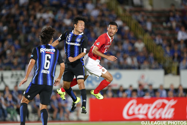 競り合う今野　泰幸（Ｇ大阪）と川又　堅碁（名古屋）【ＹＮＣ 準々決勝 第1戦 Ｇ大阪vs名古屋】（4/9）