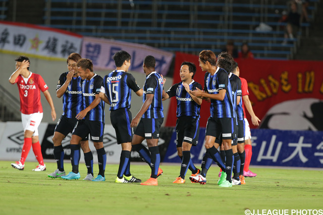 二川　孝広（Ｇ大阪）の先制点を祝福するＧ大阪イレブン【ＹＮＣ 準々決勝 第1戦 Ｇ大阪vs名古屋】（5/9）