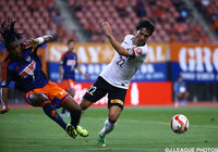 阿部　勇樹（浦和）がコルテース（新潟）との競り合いに勝利【ＹＮＣ 準々決勝 第1戦 新潟vs浦和】（5/12）