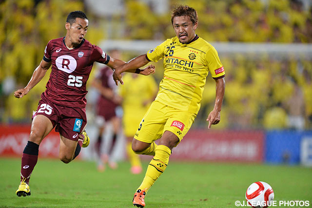 マッチアップする奥井　諒（神戸）と太田　徹郎（柏）【ＹＮＣ 準々決勝 第1戦 柏vs神戸】（10/13）