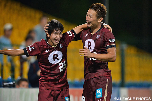 追加点を決めた渡邉　千真（神戸 右）がアシストの山口　真司を称える【ＹＮＣ 準々決勝 第1戦 柏vs神戸】（12/13）