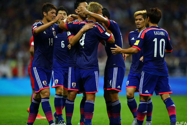 待望の先制点を挙げ、喜ぶメンバー【ロシアW杯 アジア2次予選 日本vsカンボジア】（4/10）