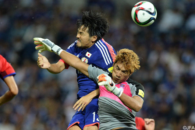 激しい競り合いからゴールを狙った興梠（浦和）【ロシアW杯 アジア2次予選 日本vsカンボジア】（10/10）