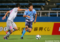 ドリブル突破を図る井上　和馬（YS横浜）【明治安田Ｊ３ 第27節 YS横浜vs町田】（2/3）