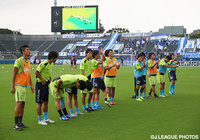 ウォーミングアップ前に挨拶を行うYS横浜の選手たち【明治安田Ｊ３ 第27節 YS横浜vs町田】（1/3）