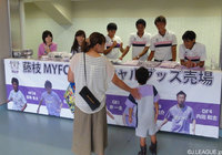 藤枝のオフィシャルグッズ売り場では、選手たちが登場し、ファン・サポーターと触れあった【明治安田Ｊ３ 第27節 藤枝vs鳥取】（1/3）