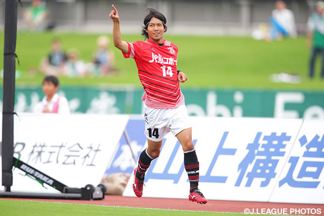 6分に幸先良く先制点を決めた林　勇介（盛岡）【明治安田Ｊ３ 第27節 相模原vs盛岡】（2/3）