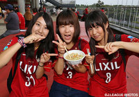 名物スタジアムグルメのもつ煮を手に笑顔を見せる鹿島の女子サポーター【ＹＮＣ 準々決勝 第2戦 鹿島vsFC東京】（3/16）