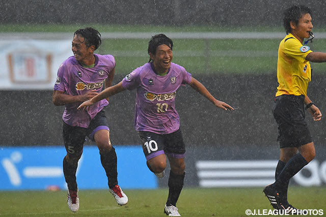 2得点で3試合ぶりの勝利に貢献した久富　賢（藤枝）【明治安田Ｊ３ 第27節 藤枝vs鳥取】（3/3）