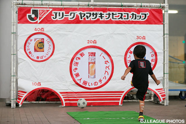 浦和ファン・サポーターの男の子がシュートゲームにチャレンジ！【ＹＮＣ 準々決勝 第2戦 浦和vs新潟】（2/14）