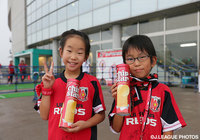 ヤマザキナビスコのチップスターをもらって笑顔の浦和のファン・サポーター【ＹＮＣ 準々決勝 第2戦 浦和vs新潟】（3/14）