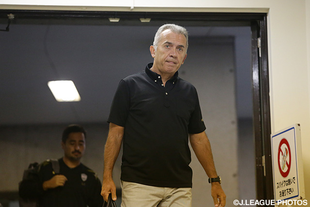 スタジアム入りするネルシーニョ監督（神戸）【ＹＮＣ 準々決勝 第2戦 神戸vs柏】（2/13）