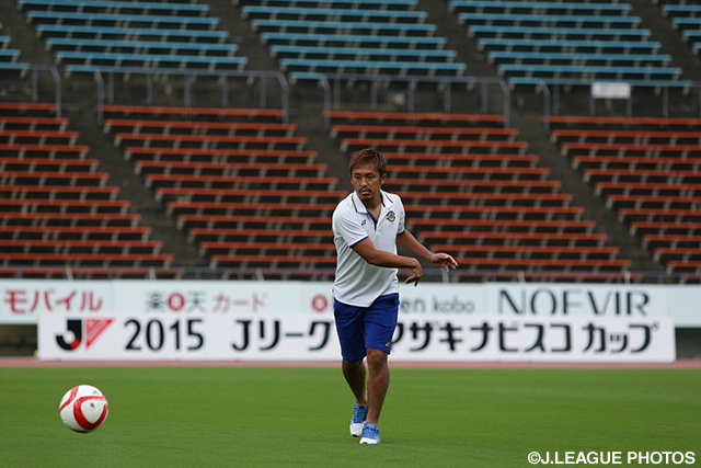 ピッチコンディションを確認する太田　徹郎（柏）【ＹＮＣ 準々決勝 第2戦 神戸vs柏】（3/13）