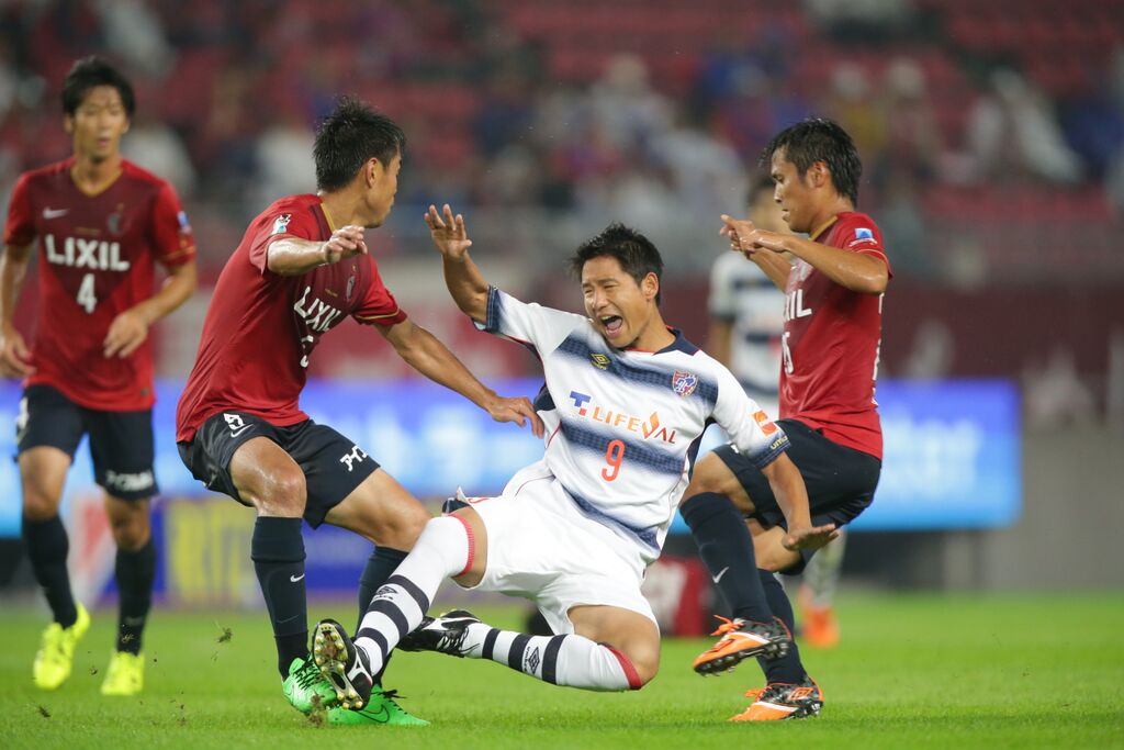 鹿島守備陣のタイトなマークを受ける平山　相太（FC東京）【ＹＮＣ 準々決勝 第2戦 鹿島vsFC東京】（9/16）