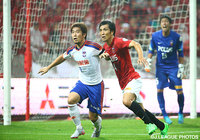 第1戦で先制ゴールの山崎 亮平（新潟）のマークにつく那須 大亮（浦和）【ＹＮＣ 準々決勝 第2戦 浦和vs新潟】（5/14）