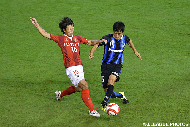 中盤で競り合う小川　佳純（左／名古屋）と今野　泰幸（右／Ｇ大阪）【ＹＮＣ 準々決勝 第2戦 名古屋vsＧ大阪】（7/15）