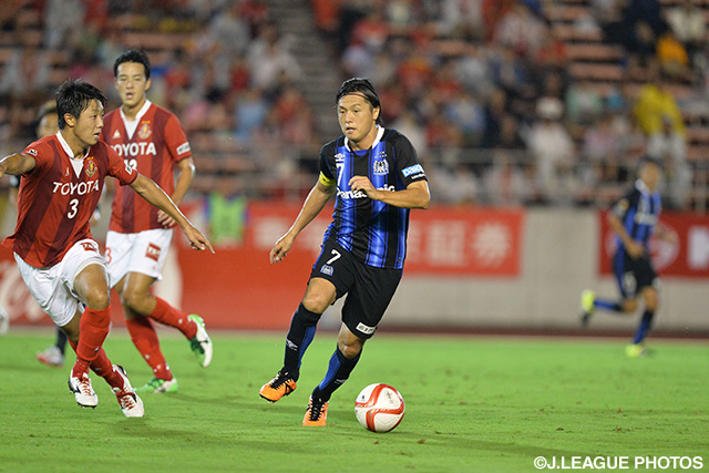 中盤で攻撃のリズムを整える遠藤　保仁（Ｇ大阪）【ＹＮＣ 準々決勝 第2戦 名古屋vsＧ大阪】（8/15）