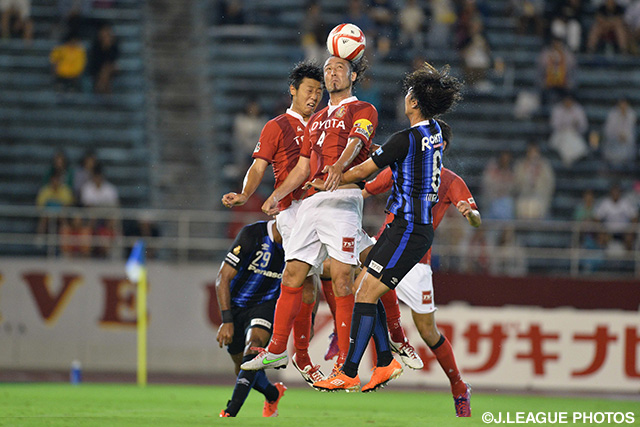 Ｇ大阪の攻撃を跳ね返す田中　マルクス闘莉王（名古屋）【ＹＮＣ 準々決勝 第2戦 名古屋vsＧ大阪】（9/15）