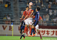 Ｇ大阪の攻撃を跳ね返す田中　マルクス闘莉王（名古屋）【ＹＮＣ 準々決勝 第2戦 名古屋vsＧ大阪】（9/15）