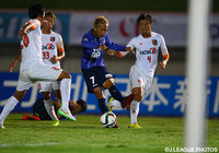 ドリブルで強引に突破する朝日　大輔（富山）【明治安田Ｊ３ 第27節 富山vs長野】（2/3）