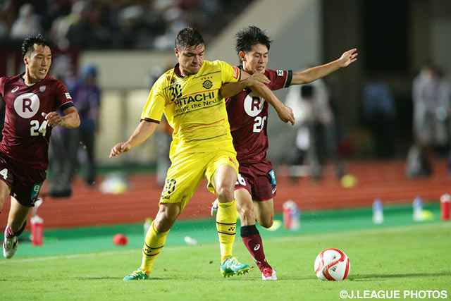 激しい攻防を繰り広げるクリスティアーノ（柏）と山口　真司（神戸）【ＹＮＣ 準々決勝 第2戦 神戸vs柏】（8/13）