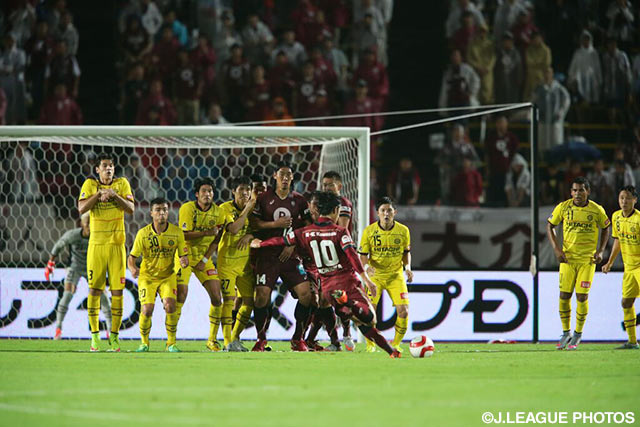 58分に森岡　亮太が直接FKを決めて1点差とした神戸【ＹＮＣ 準々決勝 第2戦 神戸vs柏】（10/13）