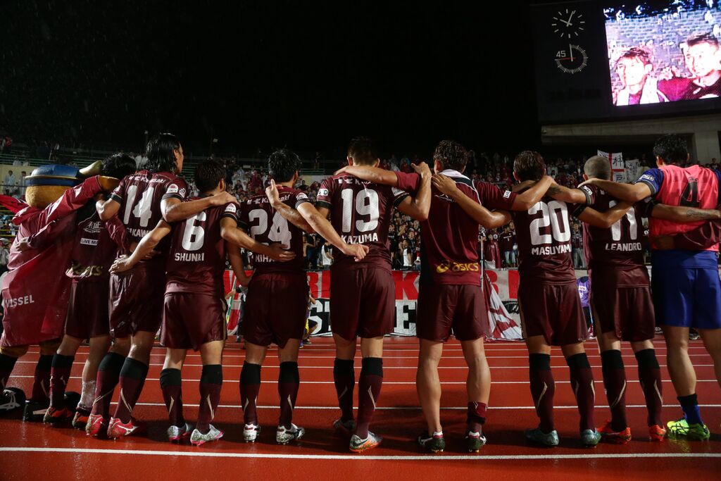 クラブ史上初の準決勝進出の喜びをファン・サポーターと分かち合う神戸の選手たち【ＹＮＣ 準々決勝 第2戦 神戸vs柏】（13/13）