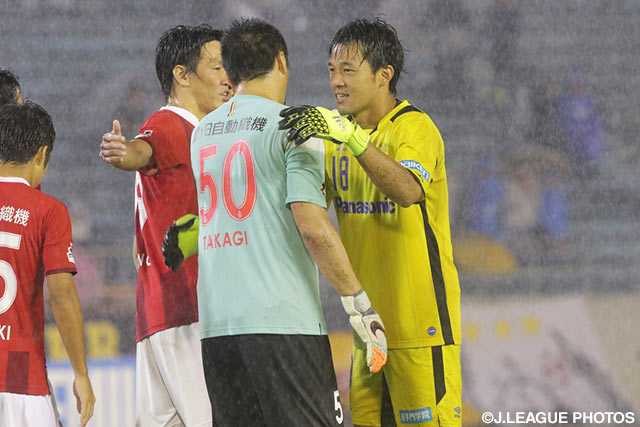 互いの健闘を称えあう両チームのGK【ＹＮＣ 準々決勝 第2戦 名古屋vsＧ大阪】（15/15）