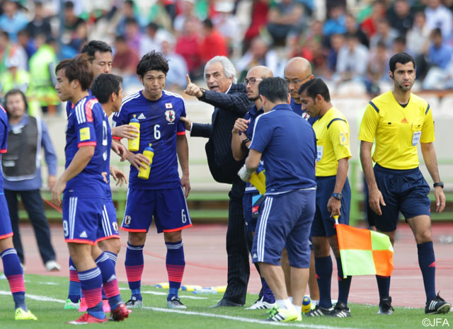 森重（FC東京）らに指示を送るハリルホジッチ監督【ロシアW杯 アジア2次予選 日本vsアフガニスタン】（8/11）