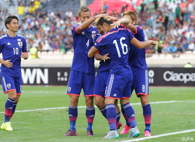 岡崎のゴールを祝福する日本の選手たち【ロシアW杯 アジア2次予選 日本vsアフガニスタン】（4/11）